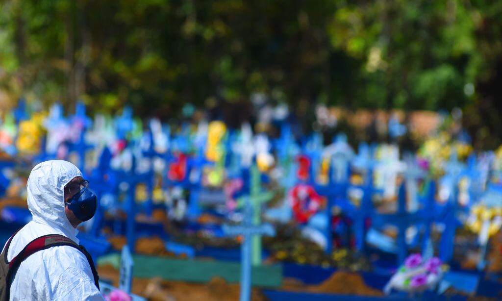 Un trabajador de un cementerio de Manaos