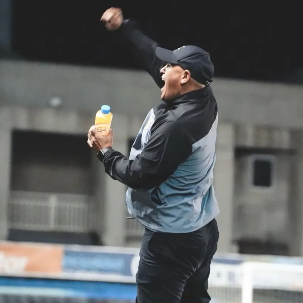 La emocionante celebración de “Chupete” Suazo tras ganar su primer partido dirigiendo en la Primera B
