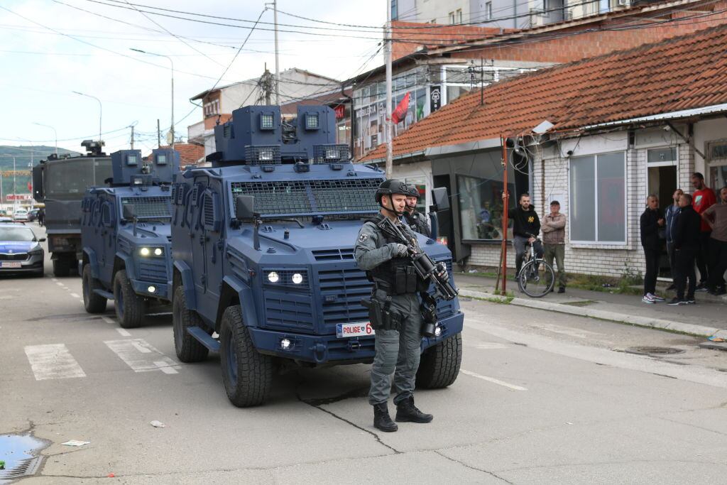 Policías armado y un vehículo blindado ante las tensiones en Kosovo