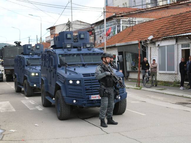 Policías armado y un vehículo blindado ante las tensiones en Kosovo