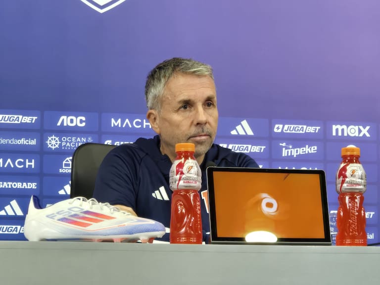 Gustavo Álvarez aplaude el modelo formativo de la U: “Han hecho los minutos por mérito deportivo, no por edad”