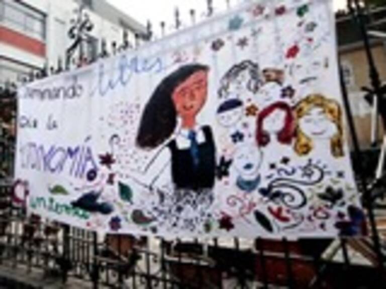 Estudiantes iniciaron toma del Liceo Carmela Carvajal de Providencia