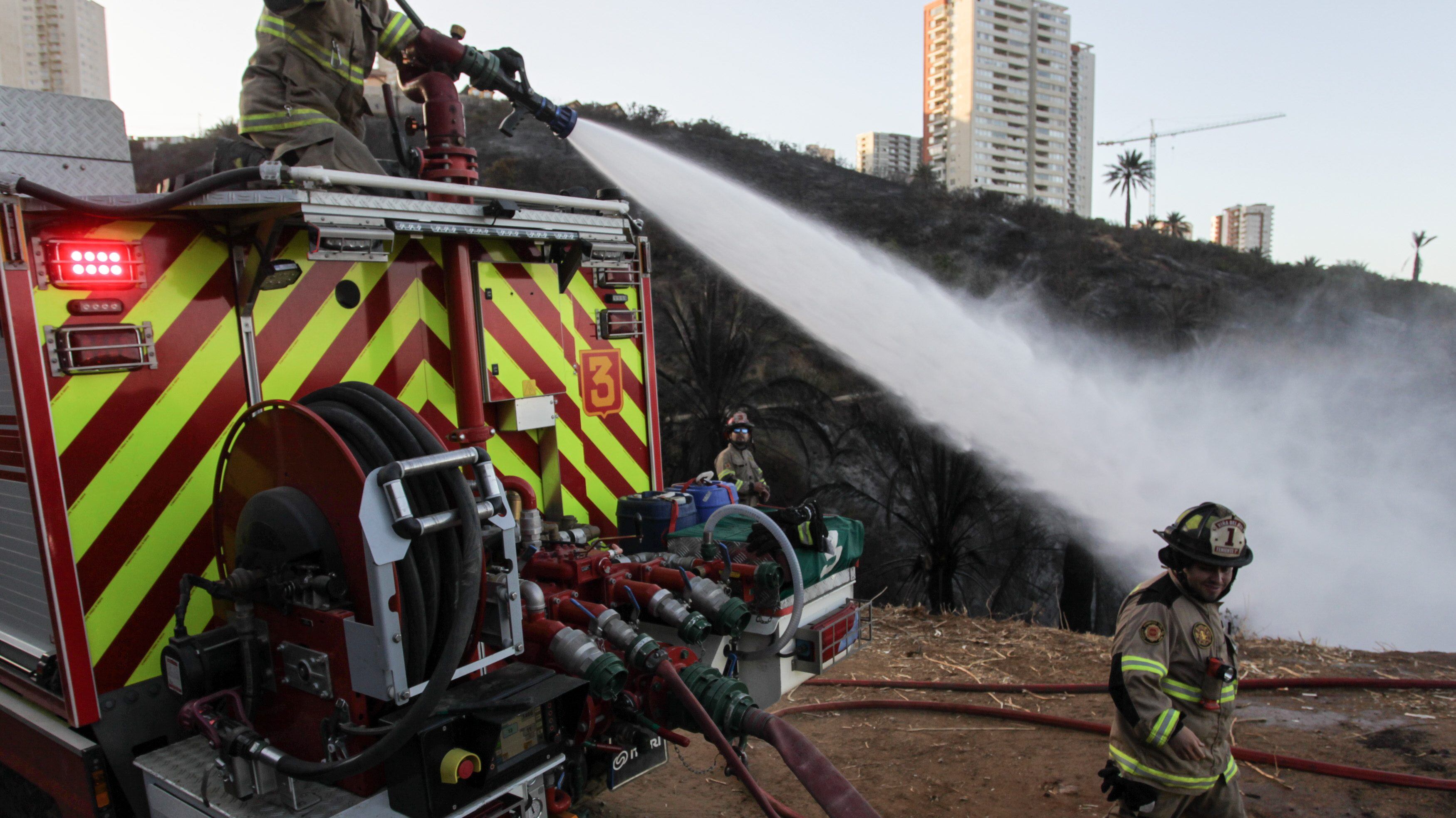 23 DE DICIEMBRE DE 2022/VIÑA DEL MARBomberos de la brigada forestal acude a los últimos amagos de incendio en los cerros de Viña del Mar.
FOTO:LUKAS SOLIS/AGENCIAUNO