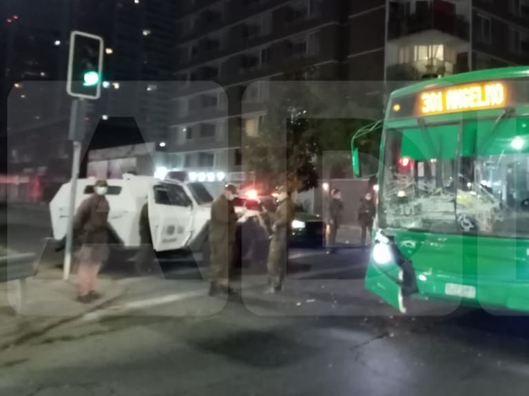 Doble accidente de tránsito: Bus del transporte público choca con vehículo policial en el centro de Santiago