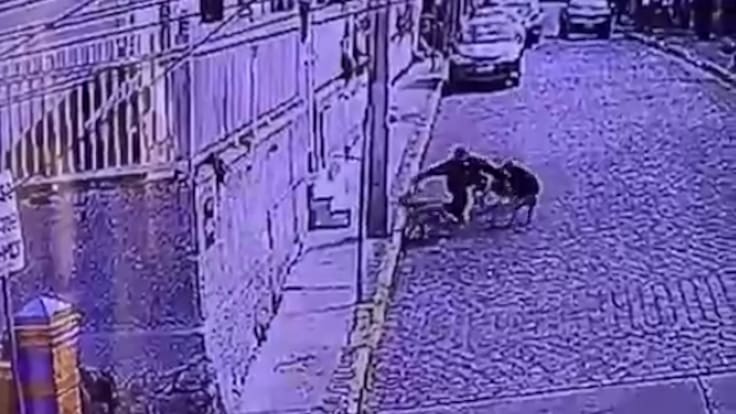 Registro muestra brutal ataque de jauría a un turista en cerro Concepción de Valparaíso