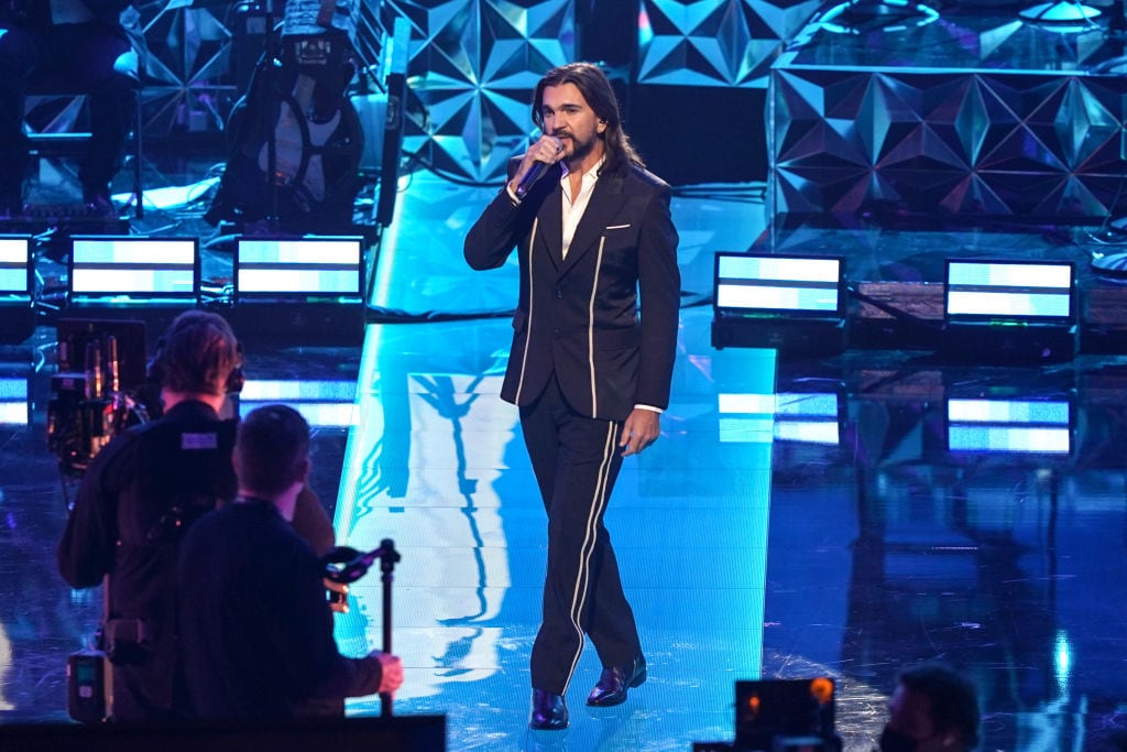 Juanes rindió homenaje a Roberto Carlos en los Latin Grammy. Foto: Getty Images
