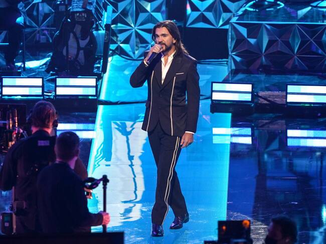 Juanes rindió homenaje a Roberto Carlos en los Latin Grammy. Foto: Getty Images