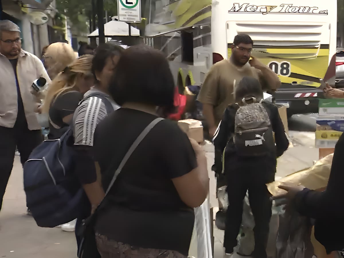 Denuncian aumento de buses con turistas argentinos y acumulación de basura en barrio Meiggs: “Hacen sus necesidades en la calle”