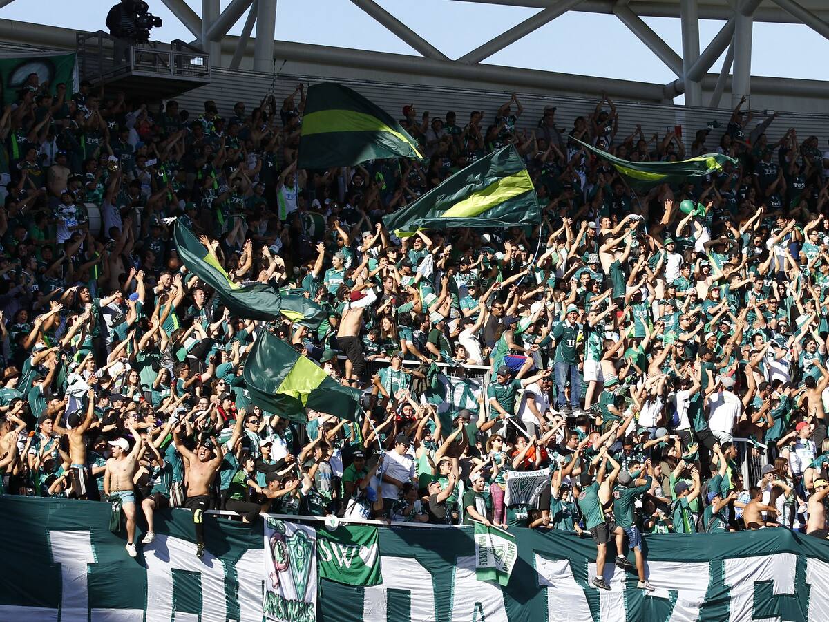 Tenso momento en Mantagua: hinchas de Santiago Wanderers encararon a dirigente del club y pidieron hablar con los jugadores