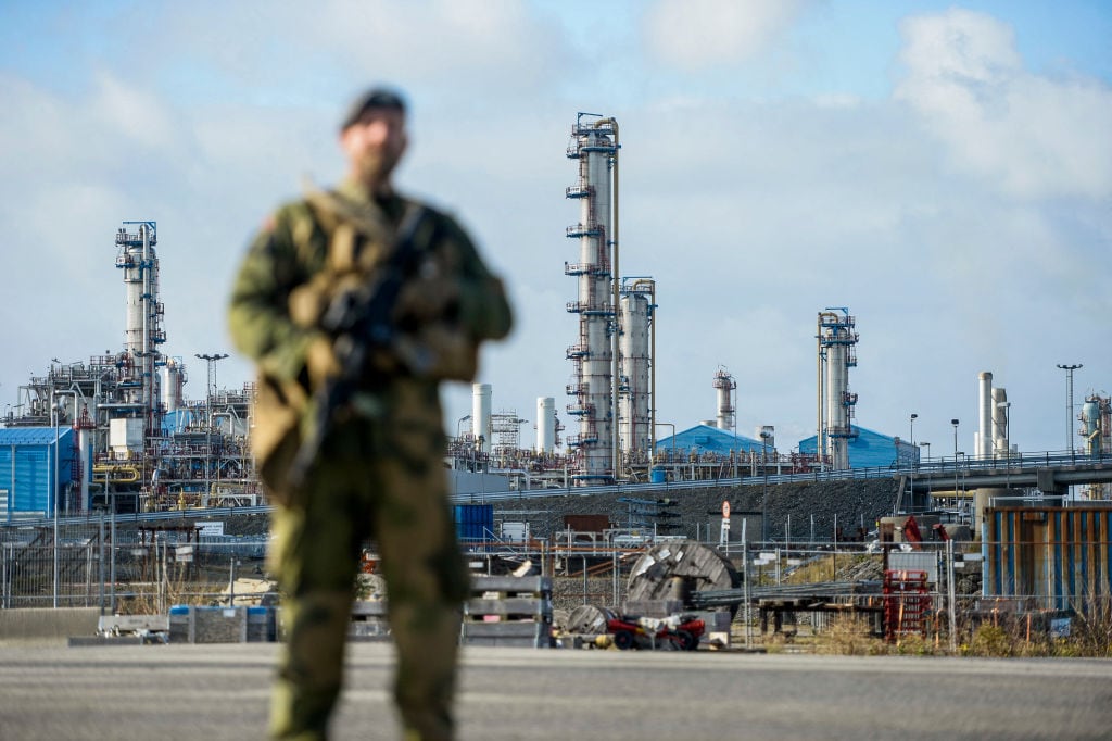 Un militar noruego vigila una planta de recepción del gas en el distrito de Rogaland en Noruega.