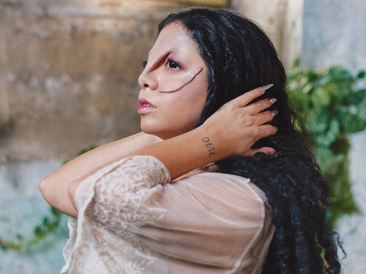 “Alguien se tiene que mojar el potito”: artista chilena pide romper esquemas en la escena musical