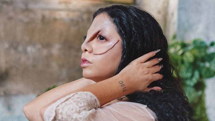 “Alguien se tiene que mojar el potito”: artista chilena pide romper esquemas en la escena musical
