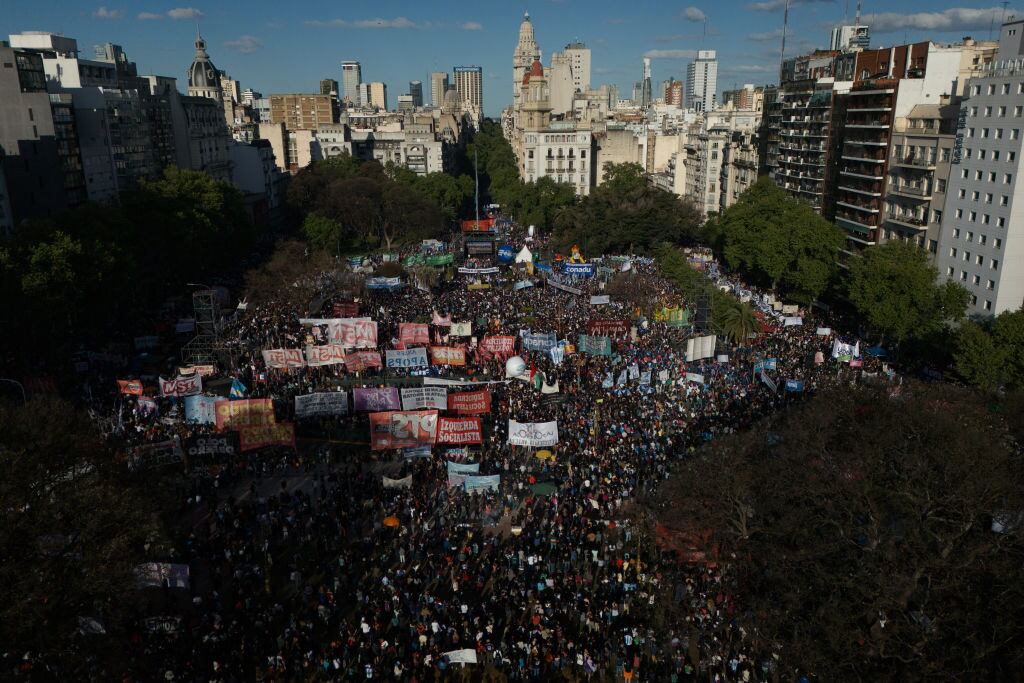 Las organizaciones sociales, estudiantes y sindicatos salieron a protestar en contra del gobierno de Argentina por los perjuicios en la educación pública