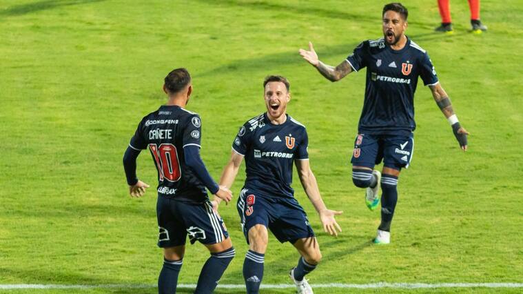 10 DE MARZO DE 2021/SANTIAGOEl jugador Angelo Henriquez (c) marca de cabeza el uno a cero frente a San Lorenzo, durante el partido de ida valido por la fase dos de la Copa Libertadores 2021, entre Universidad de Chile y San Lorenzo, disputado en el Estadio Nacional.
FOTO: SEBASTIAN ORIA/AGENCIAUNO