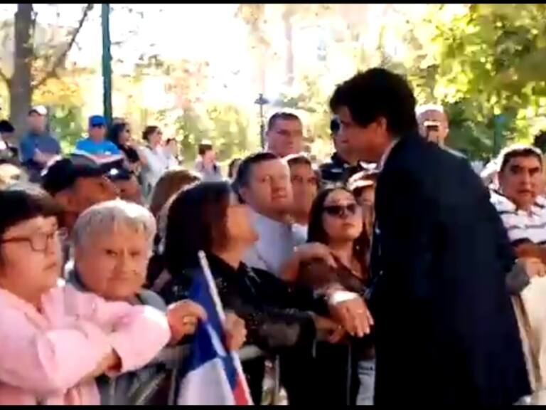 «¡Traidor!»: Diputado Diego Schalper es recibido entre gritos y críticas por parte de asistentes al responso de cabo Daniel Palma