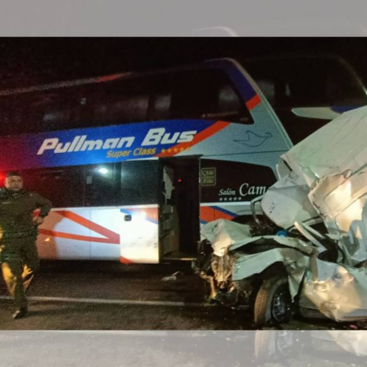 Accidente de tránsito en Paine entre un bus y dos automóviles deja un fallecido