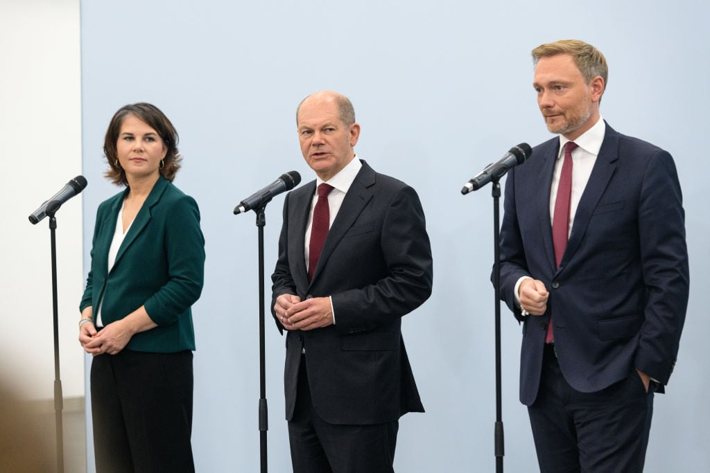 Los líderes de los partidos SPD, Verdes y Liberales anuncian un acuerdo inicial