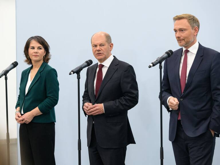 Los líderes de los partidos SPD, Verdes y Liberales anuncian un acuerdo inicial