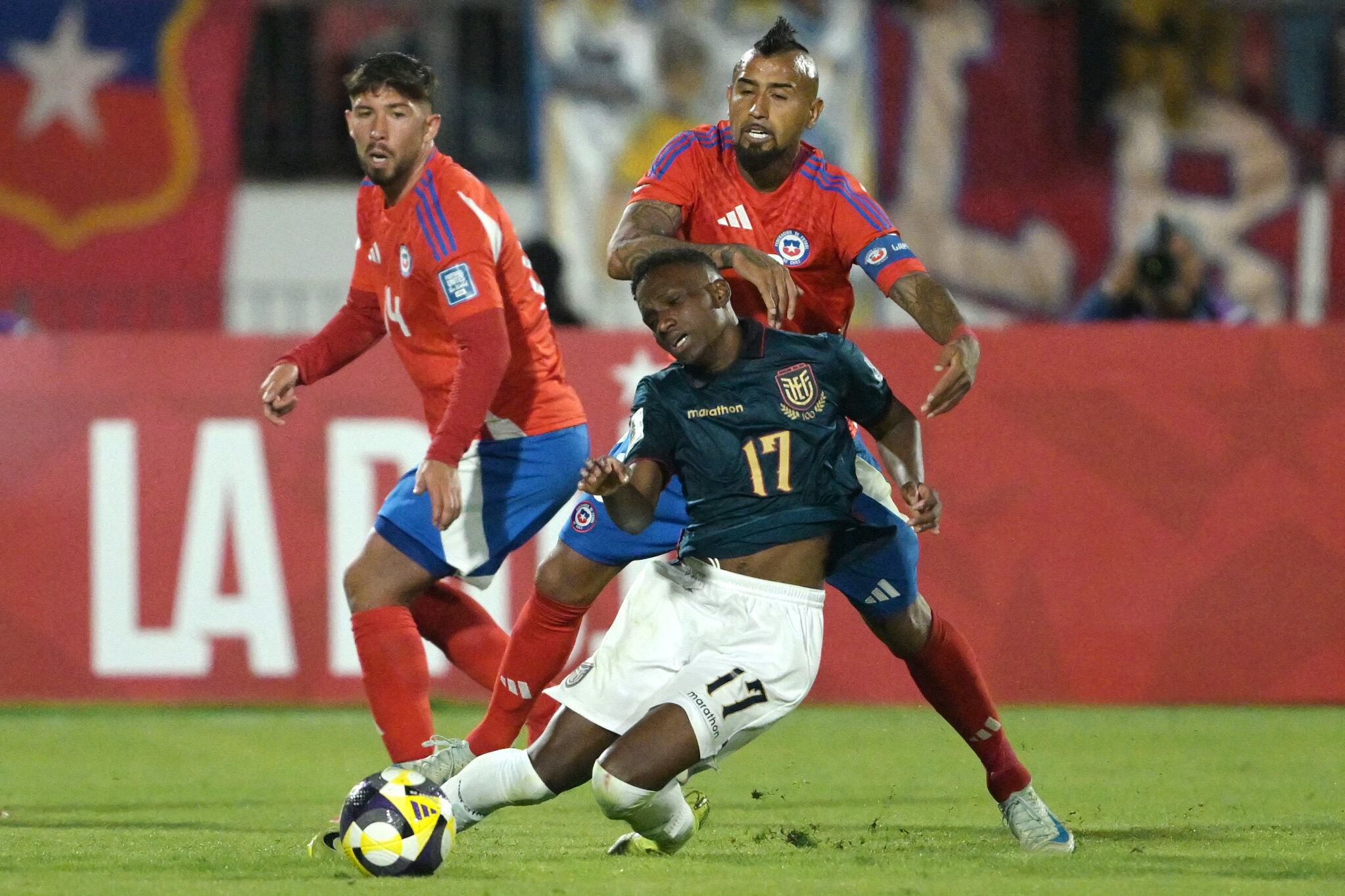 Darwin Guagua y Arturo Vidal. Foto: Getty Images
