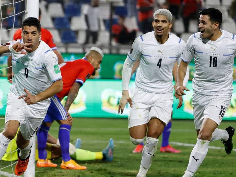Uruguay dio clase de solidez ante Chile y la eliminó definitivamente del mundial Qatar 2022