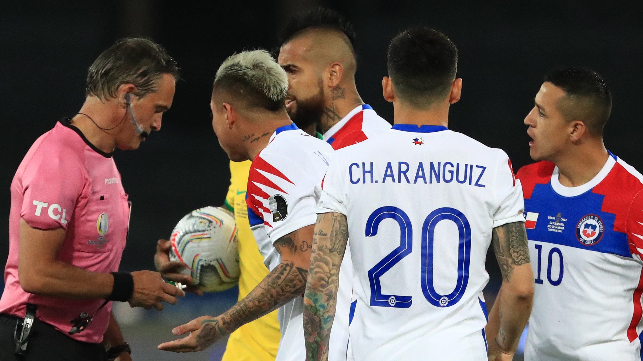 RIO DE JANEIRO, BRAZIL - JULY 02: Eduardo Vargas and Arturo Vidal of Chile ague with referee Patricio Loustau during a quarterfinal match between Brazil and Chile as part of Copa America Brazil 2021 at Estadio Olímpico Nilton Santos on July 02, 2021 in Rio de Janeiro, Brazil. (Photo by Buda Mendes/Getty Images)