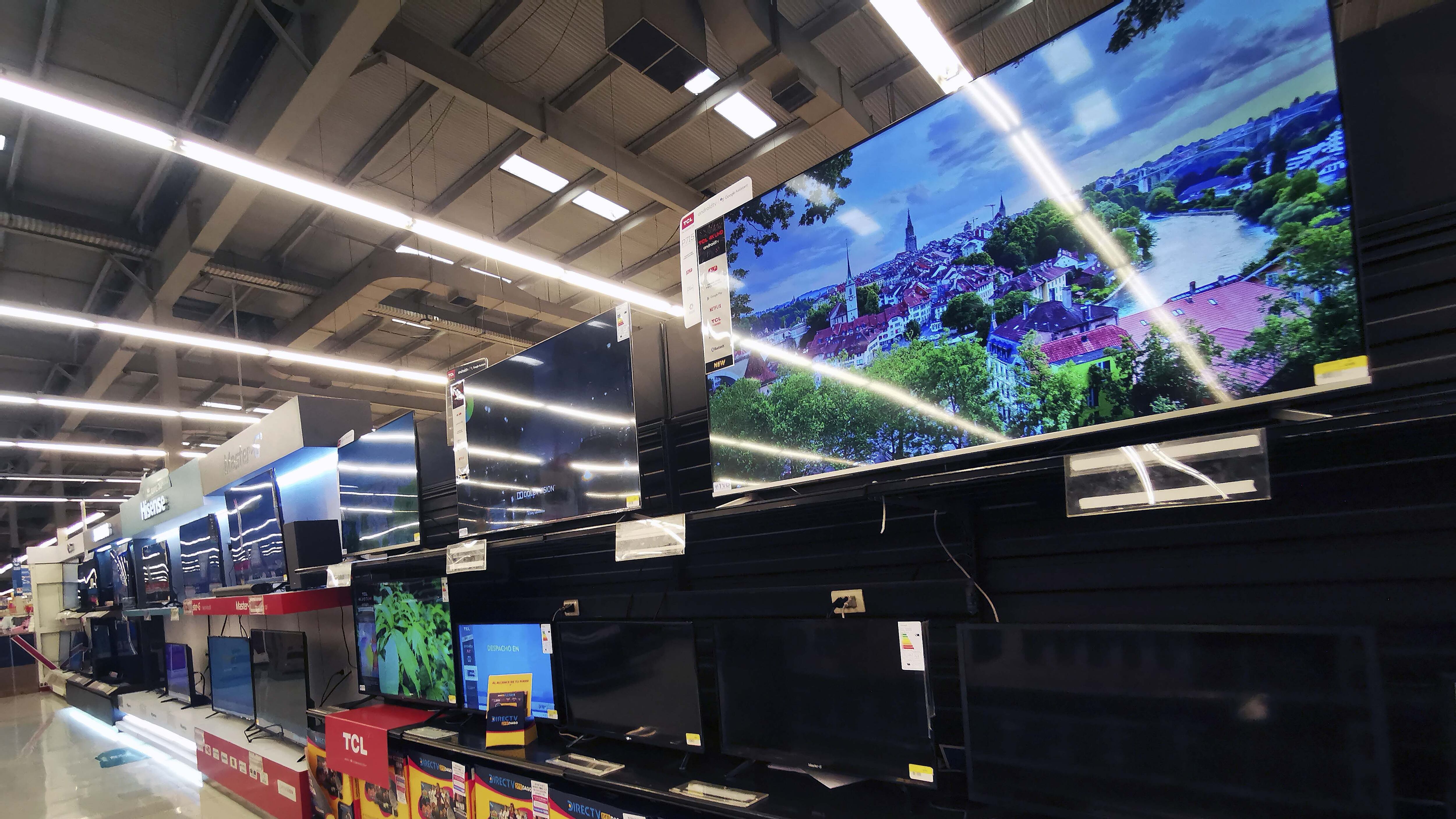 16 de Abril de 2021/SANTIAGO Vista de asesorios electrónicos del Supermercado Lider, en donde el comercio retoma las ventas de bienes considerados no esenciales, en comunas en cuarentena. 
FOTO: CRISTOBAL ESCOBAR/AGENCIAUNO