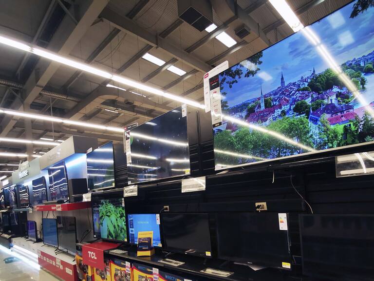 16 de Abril de 2021/SANTIAGO Vista de asesorios electrónicos del Supermercado Lider, en donde el comercio retoma las ventas de bienes considerados no esenciales, en comunas en cuarentena. 
FOTO: CRISTOBAL ESCOBAR/AGENCIAUNO