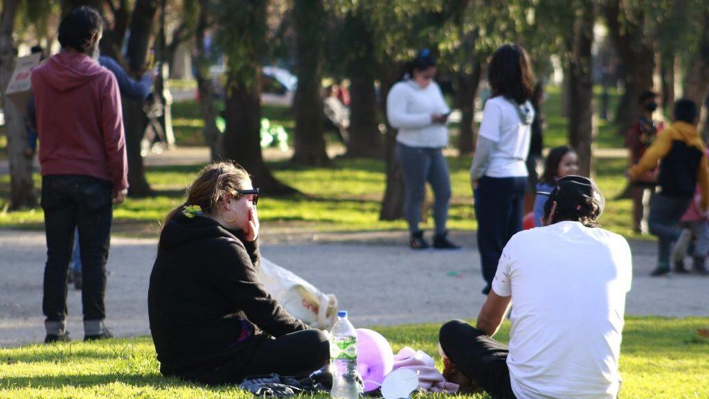 17 de Agosto de 2020/SANTIAGOUna apareja sentada en el pasto disfruta del clima, durante su primer día de fase 2 en Parque Almagro, ubicado en Santiago Centro
FOTO: MAURICIO MENDEZ/AGENCIAUNO