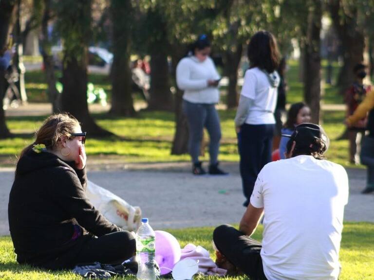 17 de Agosto de 2020/SANTIAGOUna apareja sentada en el pasto disfruta del clima, durante su primer día de fase 2 en Parque Almagro, ubicado en Santiago Centro
FOTO: MAURICIO MENDEZ/AGENCIAUNO