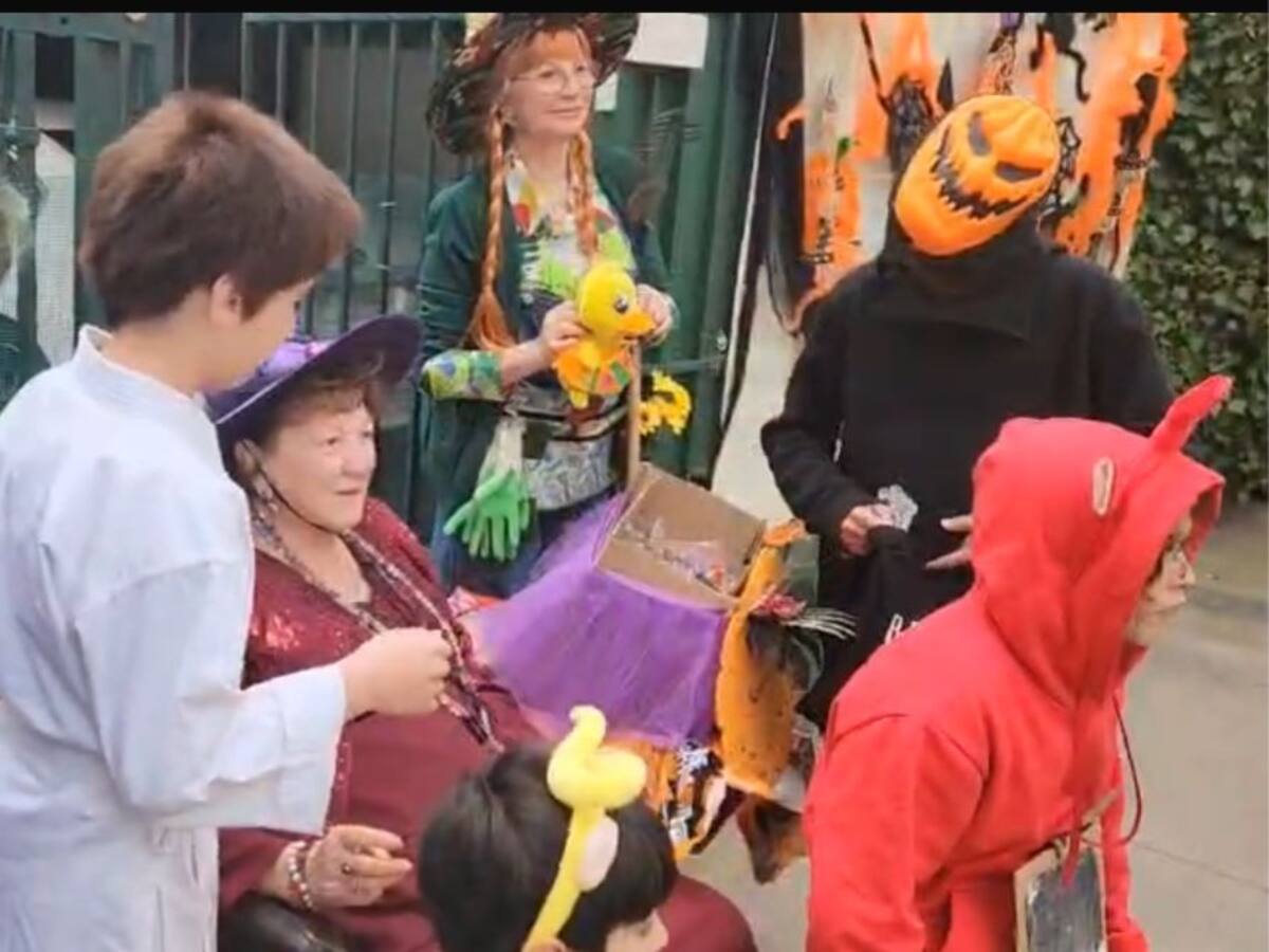 La bruja de Chile: el especial video de la “Tía Yoli” repartiendo dulces disfrazada en Halloween 2025