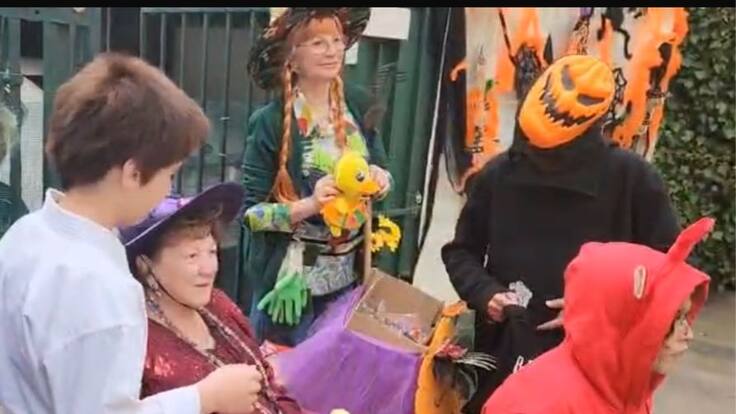 La bruja de Chile: el especial video de la “Tía Yoli” repartiendo dulces disfrazada en Halloween 2025