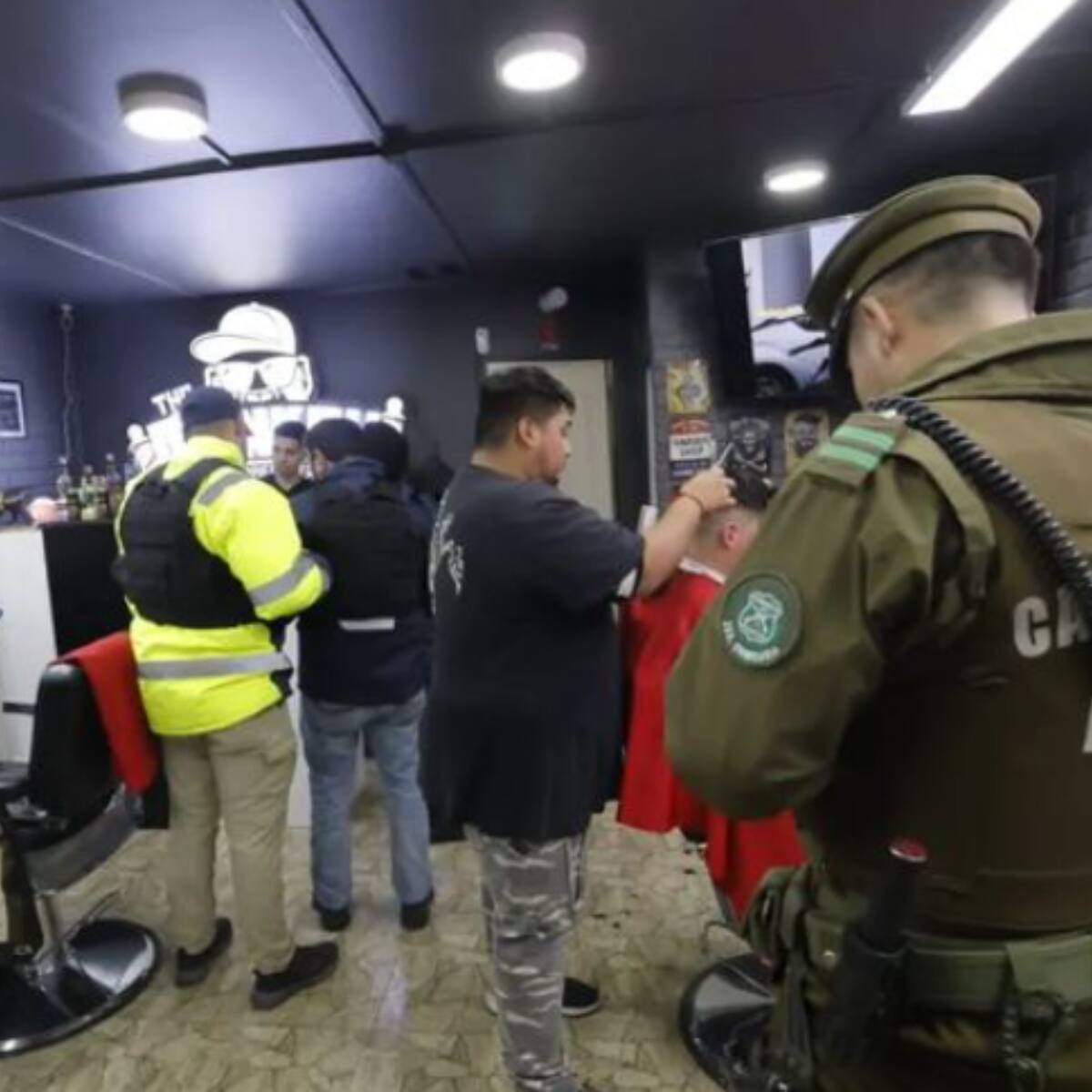Tras fiscalización a barberías: Alcalde de Puente Alto se abre restringir sus horarios de atención