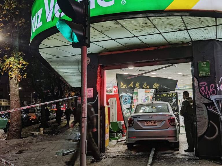 Accidente en Irarrázaval: automóvil terminó al interior de una farmacia