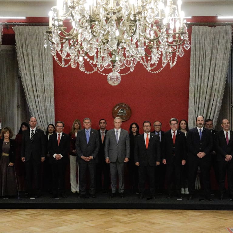 Ministras del gabinete de Kast recibieron más ataques digitales que sus pares hombres, según informe del Servel