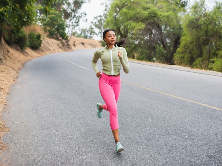 Hacer esto después de entrenar podría mejorar tu rendimiento al correr, según estudio