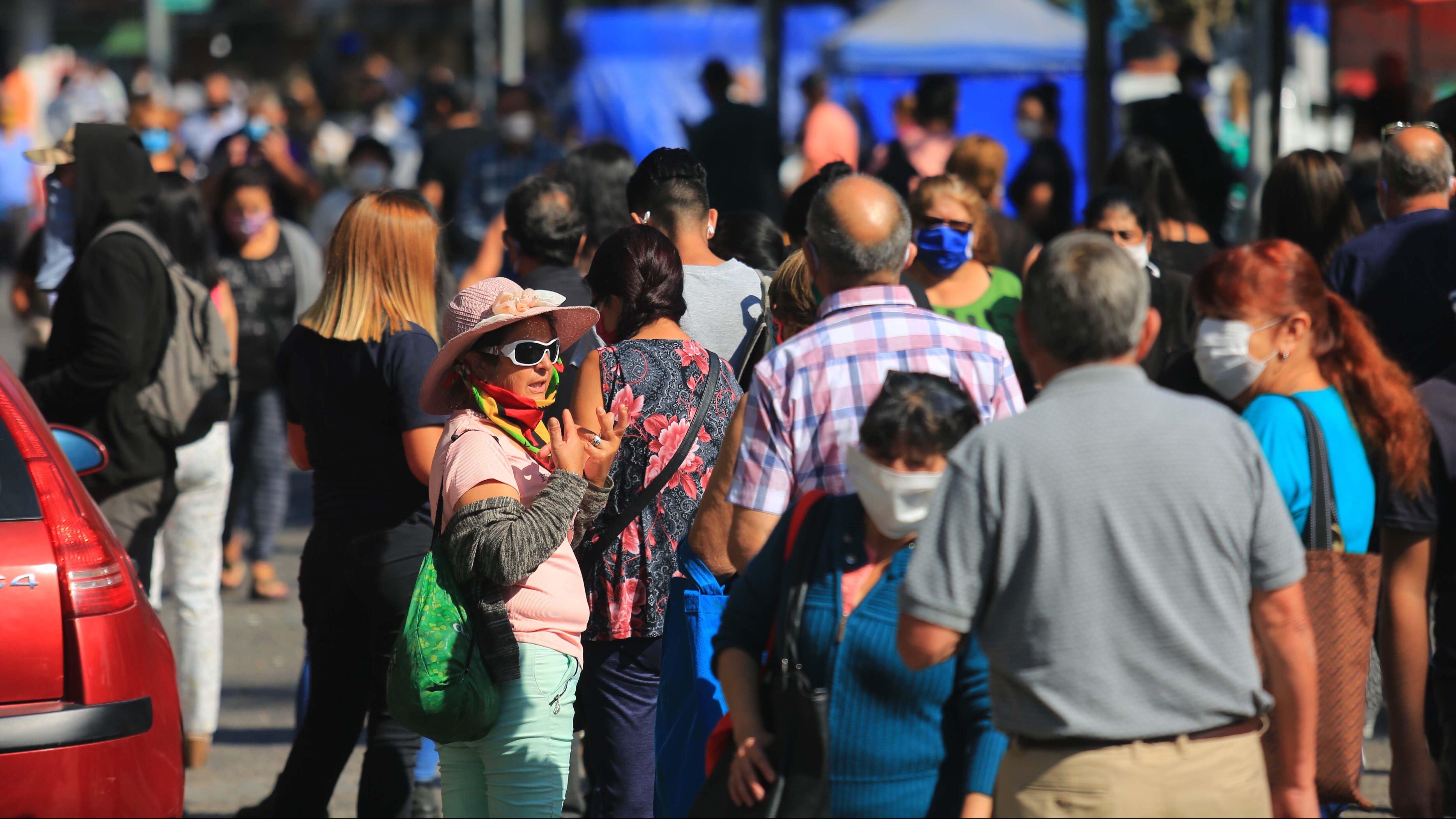 8 de abril 2020/ SANTIAGO
Una mujer entre las enormes filas en las afueras de un banco, durante colapso total en la comuna de Puente Alto, tras que la gente se agolpara en bancos y servicios básicos en el centro y plaza de la comuna, para así poder realizar compras para la cuarentena.
FOTO: Jose Francisco Zuñiga /AGENCIAUNO