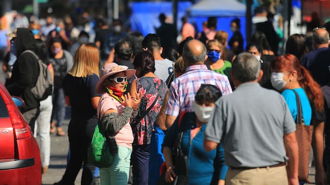 8 de abril 2020/ SANTIAGO
Una mujer entre las enormes filas en las afueras de un banco, durante colapso total en la comuna de Puente Alto, tras que la gente se agolpara en bancos y servicios básicos en el centro y plaza de la comuna, para así poder realizar compras para la cuarentena.
FOTO: Jose Francisco Zuñiga /AGENCIAUNO