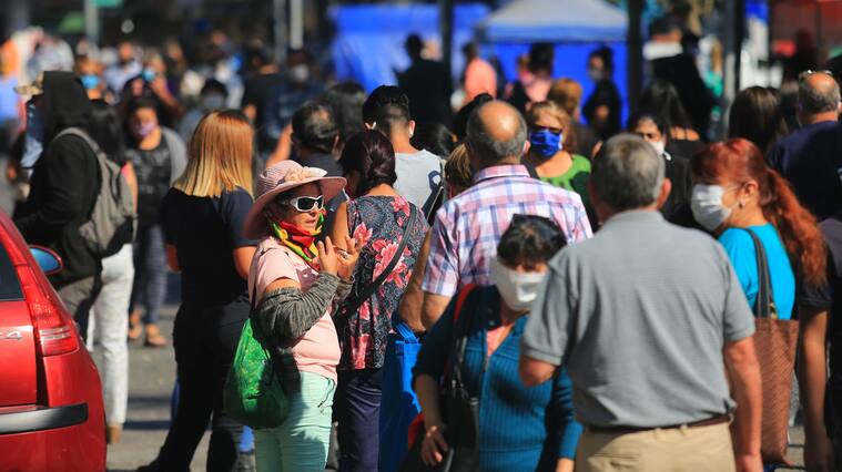 8 de abril 2020/ SANTIAGO
Una mujer entre las enormes filas en las afueras de un banco, durante colapso total en la comuna de Puente Alto, tras que la gente se agolpara en bancos y servicios básicos en el centro y plaza de la comuna, para así poder realizar compras para la cuarentena.
FOTO: Jose Francisco Zuñiga /AGENCIAUNO