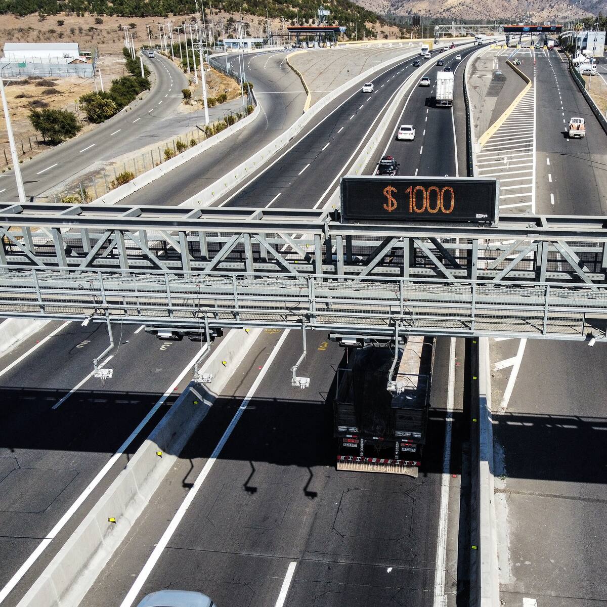 Vuelve el “peaje a luca” en tres rutas por fin de semana largo en Chile: estos son los horarios y sectores