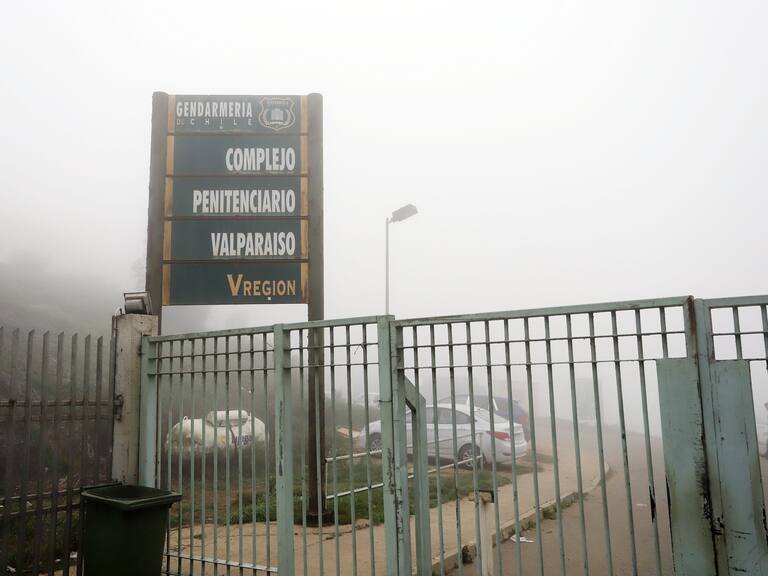 Gendarmería suspende a funcionaria tras descubrir que mantenía conversaciones con interno en cárcel Valparaíso