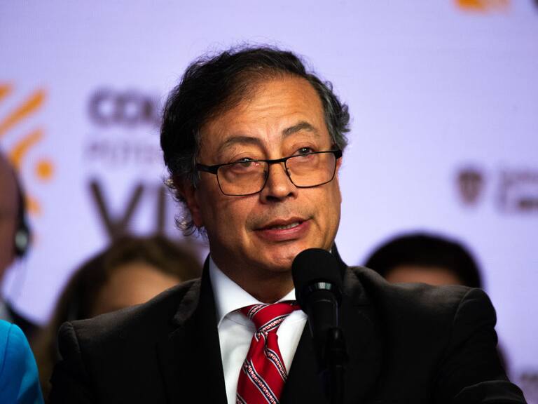 El presidente de Colombia, Gustavo Petro, habla ante los medios de comunicación en la ciudad de Bogotá.