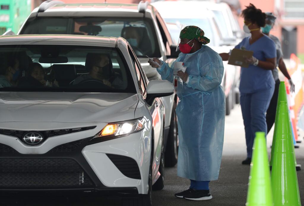 Trabajadores de la salud realizan testeos masivos en Miami