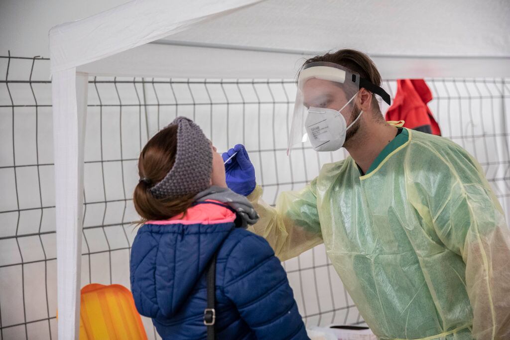 Trabajadores realizan test del Covid-19 en Berlín