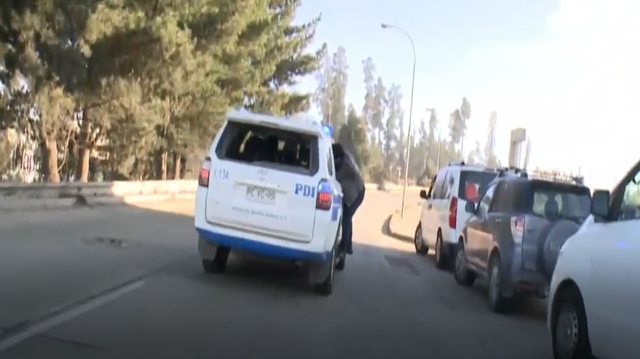 Periodista Rodrigo Pérez terminó colgando de auto de la PDI para hablar con imputado