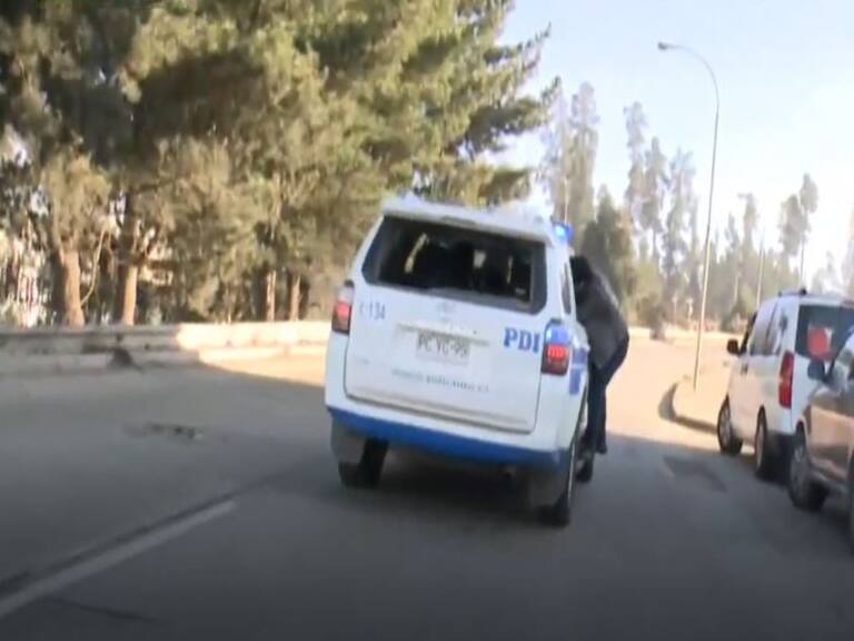 Periodista Rodrigo Pérez terminó colgando de auto de la PDI para hablar con imputado