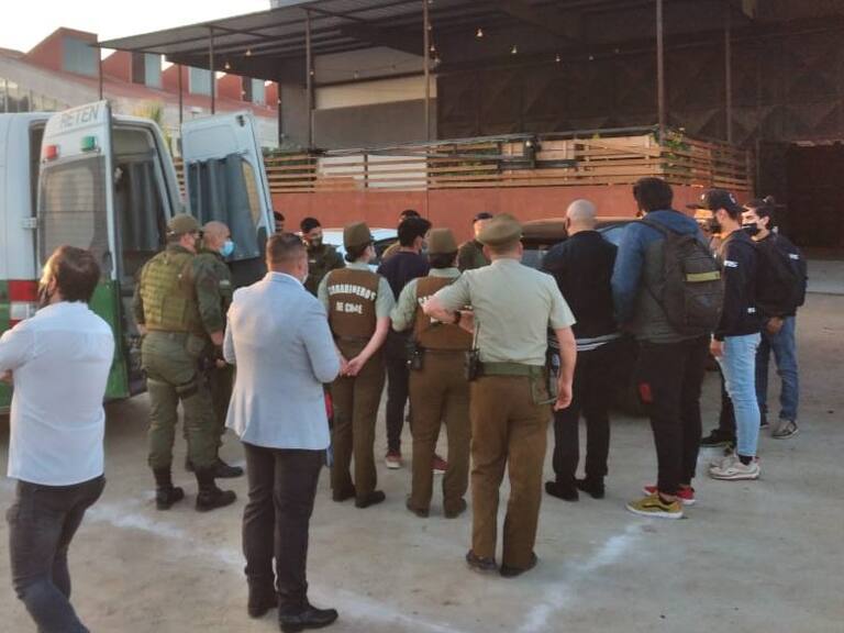 Más de 60 personas fueron detenidas en fonda clandestina que se desarrollaba en Quillota