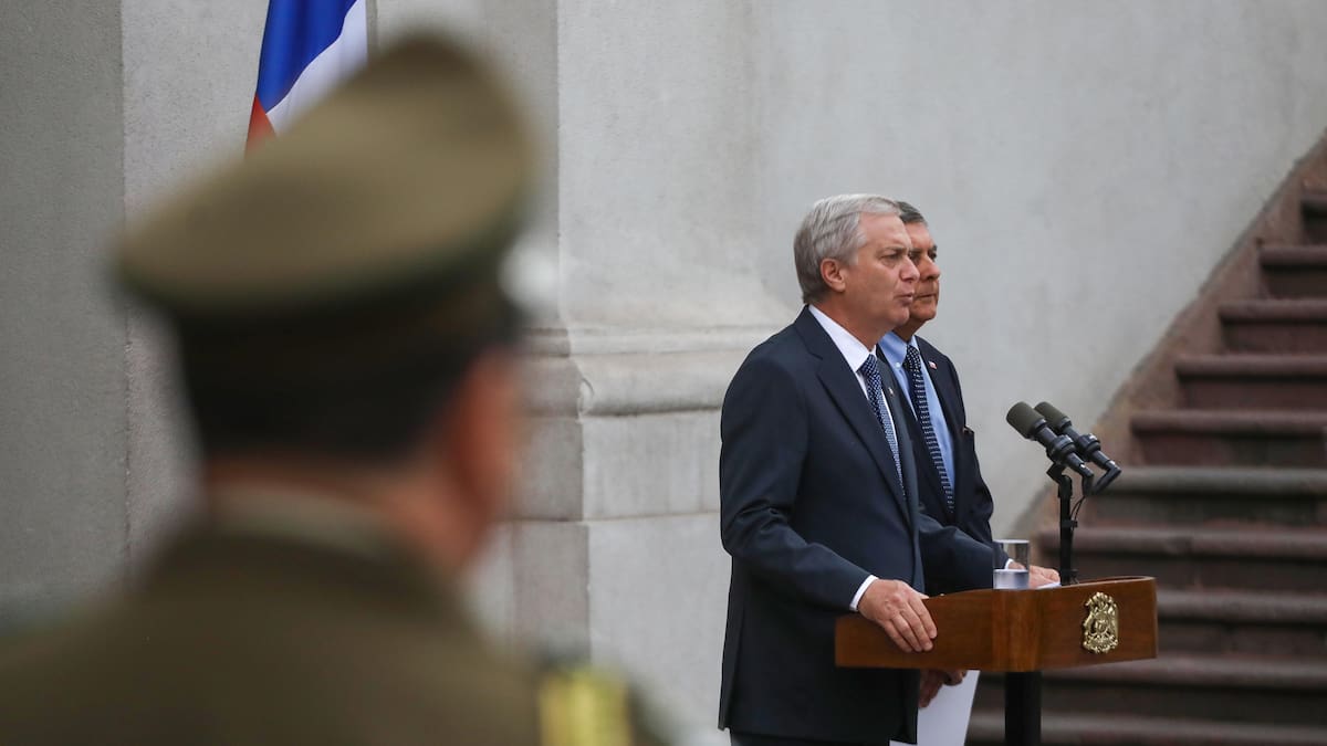 Gobierno anuncia que dará urgencia a proyectos que fortalecen Carabineros en medio de polémica por Ley Nain-Retamal