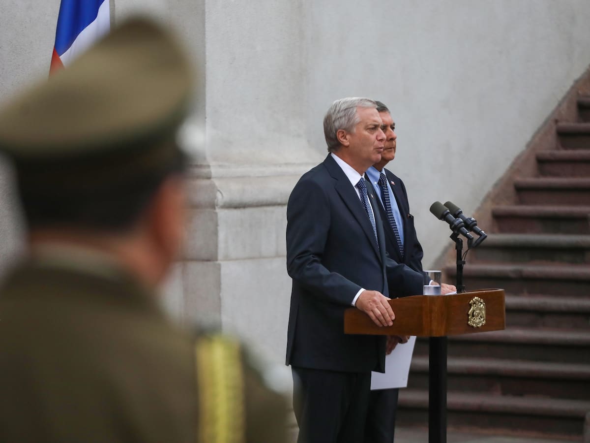 Gobierno anuncia que dará urgencia a proyectos que fortalecen Carabineros en medio de polémica por Ley Nain-Retamal