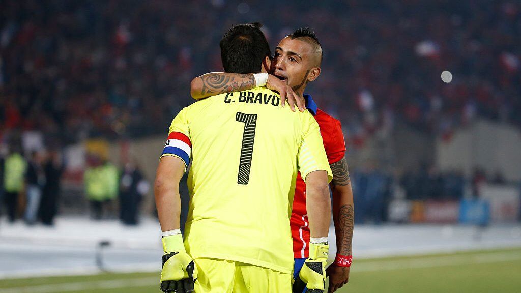SANTIAGO, CHILE - JULY 04:  Claudio Bravo of Chile celebrates with teammate Arturo Vidal after winning the 2015 Copa America Chile Final match between Chile and Argentina at Nacional Stadium on July 04, 2015 in Santiago, Chile.  (Photo by Gabriel Rossi/LatinContent via Getty Images)