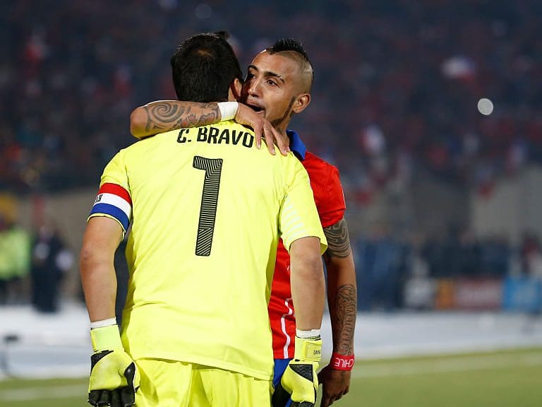 SANTIAGO, CHILE - JULY 04:  Claudio Bravo of Chile celebrates with teammate Arturo Vidal after winning the 2015 Copa America Chile Final match between Chile and Argentina at Nacional Stadium on July 04, 2015 in Santiago, Chile.  (Photo by Gabriel Rossi/LatinContent via Getty Images)